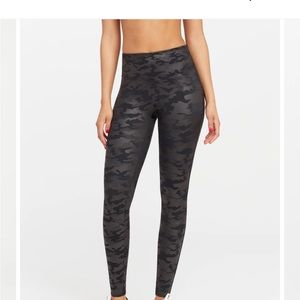 Spanx Faux Leather Camo leggings size XL